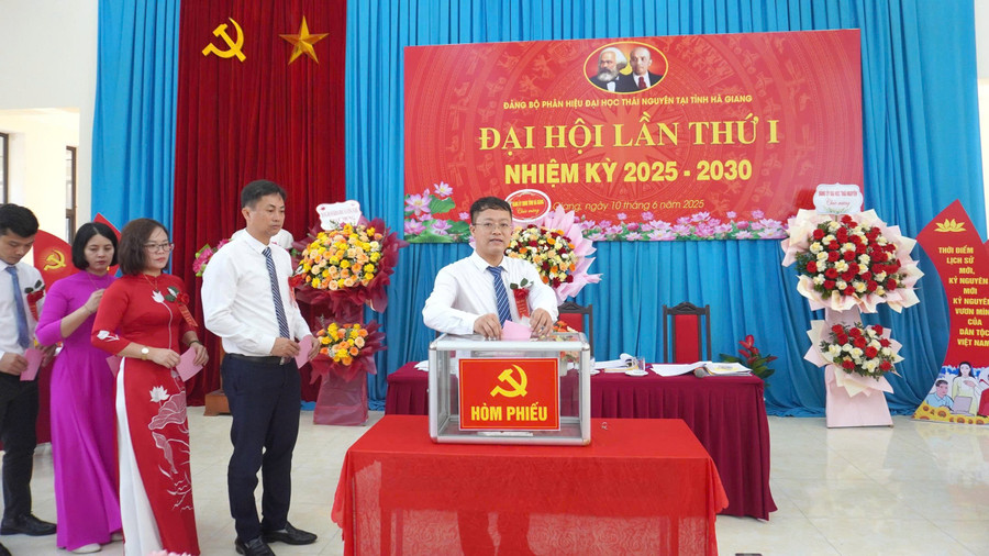 Đại biểu tham gia bỏ phiếu. img-9578.jpg