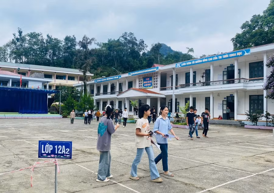 Các thí sinh ra về sau khi hoàn thành môn Toán.