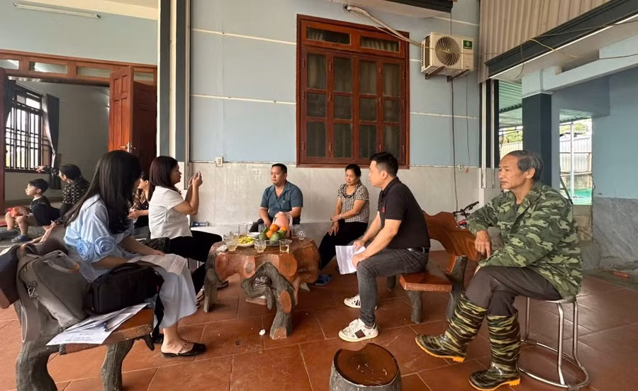 Nhiều phụ huynh có con đang học tại Trường Mầm non Hoà Bình, xã Văn Lăng, tỉnh Thái Nguyên trao đổi với Báo Giáo dục và Thời đại.