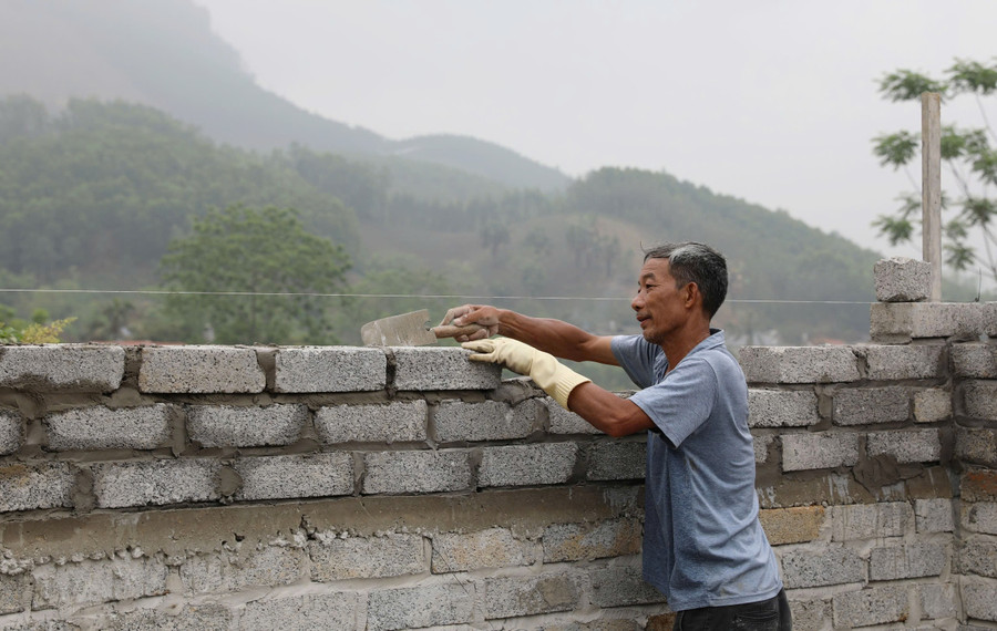 Những căn nhà mới khang trang kiên cố dần được hình thành. xoa-nha-tam.jpg