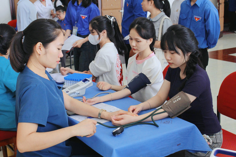 Đông đảo sinh viên tham gia hiến máu. img-2386.jpg