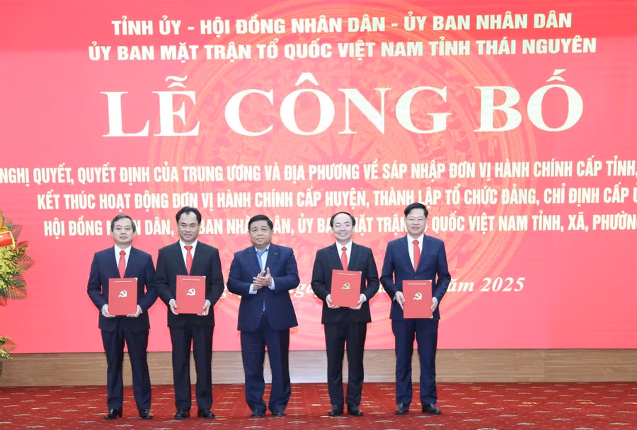 Phó Thủ tướng Nguyễn Chí Dũng trao các quyết định của Bộ Chính trị về việc thành lập Đảng bộ tỉnh Thái Nguyên và chỉ định Ban Chấp hành, Ban Thường vụ, Bí thư, Phó Bí thư Tỉnh ủy Thái Nguyên.