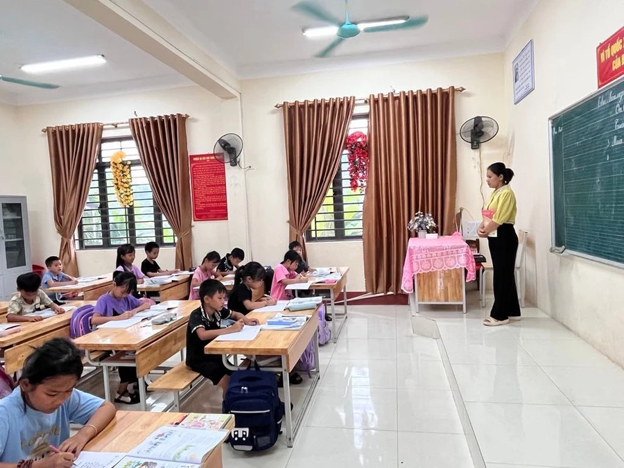 Cô và trò Trường Tiểu học Sa Lung, huyện Đồng Hỷ, tỉnh Thái Nguyên.