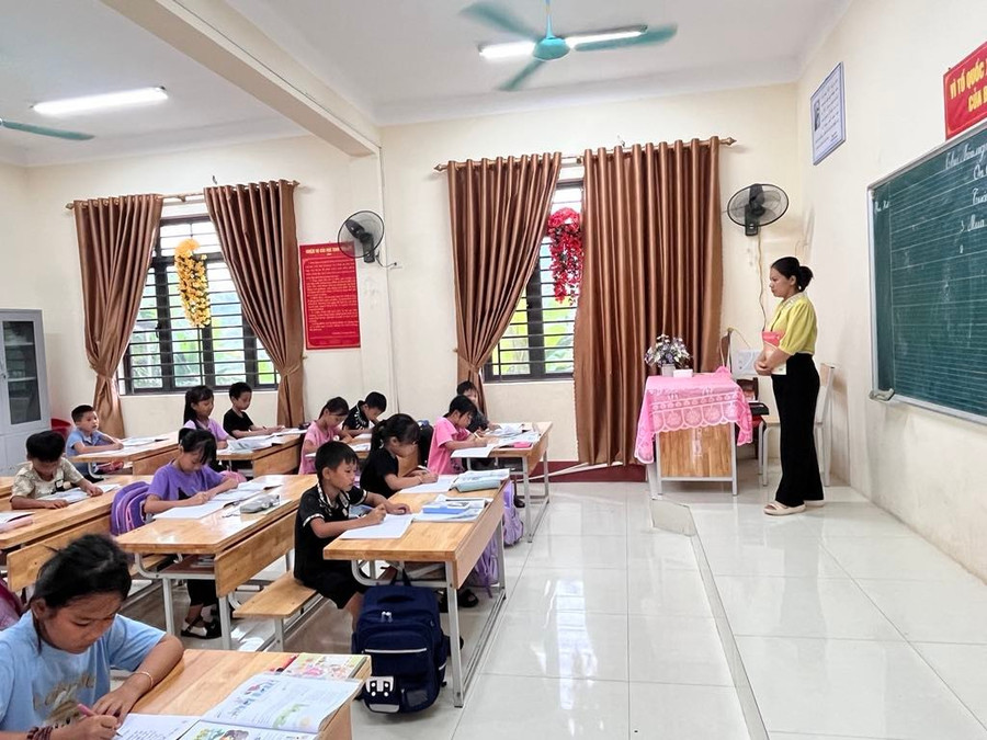 Cô và trò Trường Tiểu học Sa Lung, huyện Đồng Hỷ, tỉnh Thái Nguyên.
