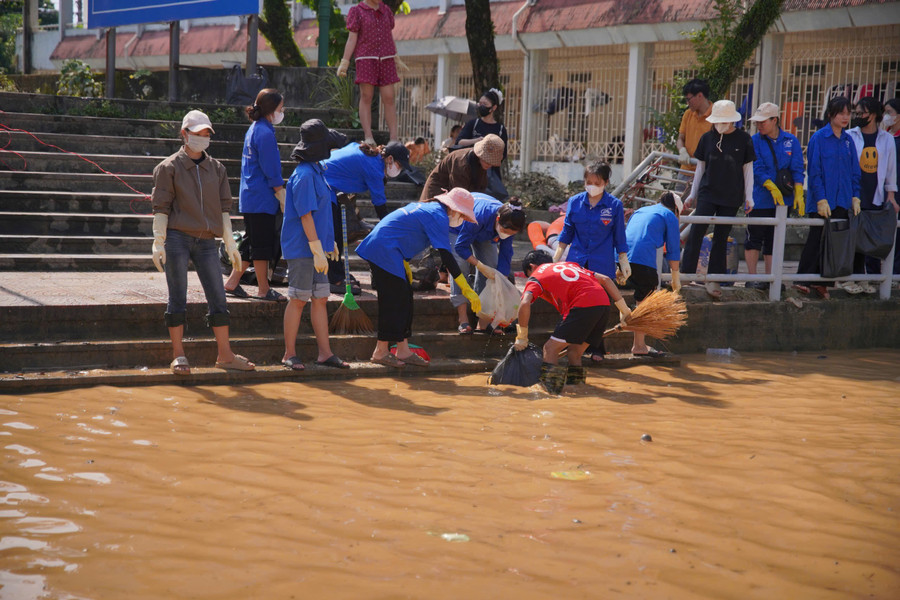 Nỗ lực dọn dẹp trường lớp. img-2544.jpg