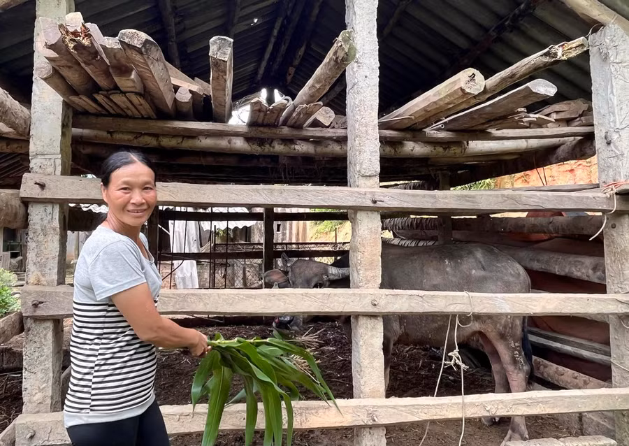 Bà Nguyễn Thị Huân SN 1979 người dân tộc Tày, xóm Khau Lai, xã Ôn Lương, huyện Phú Lương vui mừng khi được nhận được hỗ trợ.jpg