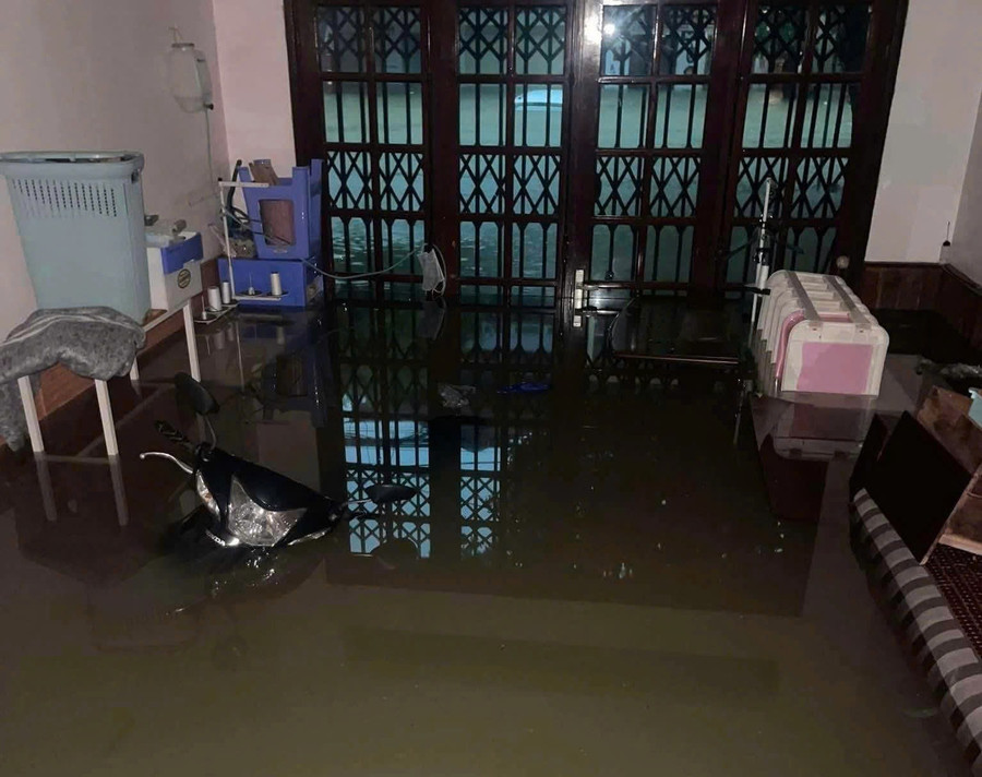 Nước ngập sâu tại nhiều nhà dân. img-2443.jpg