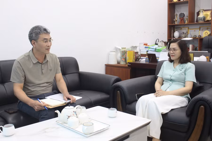 Giám đốc Sở Giáo dục và Đào tạo Cao Bằng Nguyễn Ngọc Thư trao đổi với nhà báo Ngô Sỹ Nha.