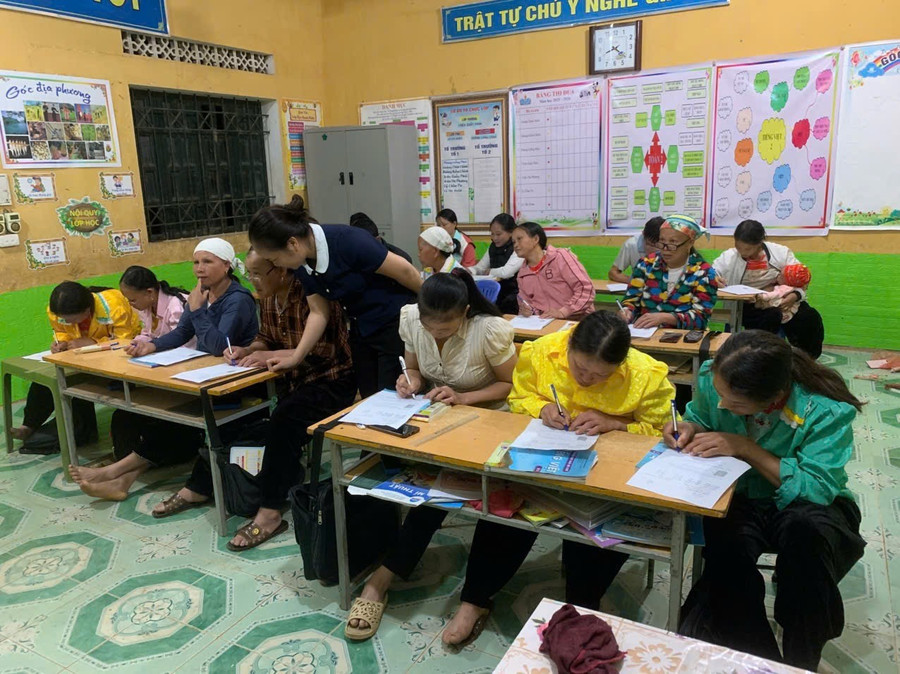 Lớp xoá mù chữ thôn Khuổi Khí, giai đoạn 2, do cô giáo Hoàng Thị Thiệp, giáo viên Trường PT DTBT Tiểu học Bằng Thành 1, xã Bằng Thành, tỉnh Thái Nguyên trực tiếp phụ trách.