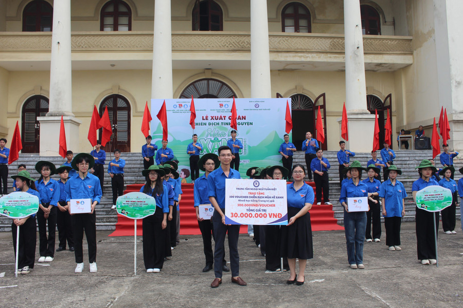 Trung tâm Ngoại ngữ Tuấn Kiệt đã trao tặng khoá học tiếng Trung cho sinh viên Đại học Thái Nguyên. img-5943.jpg