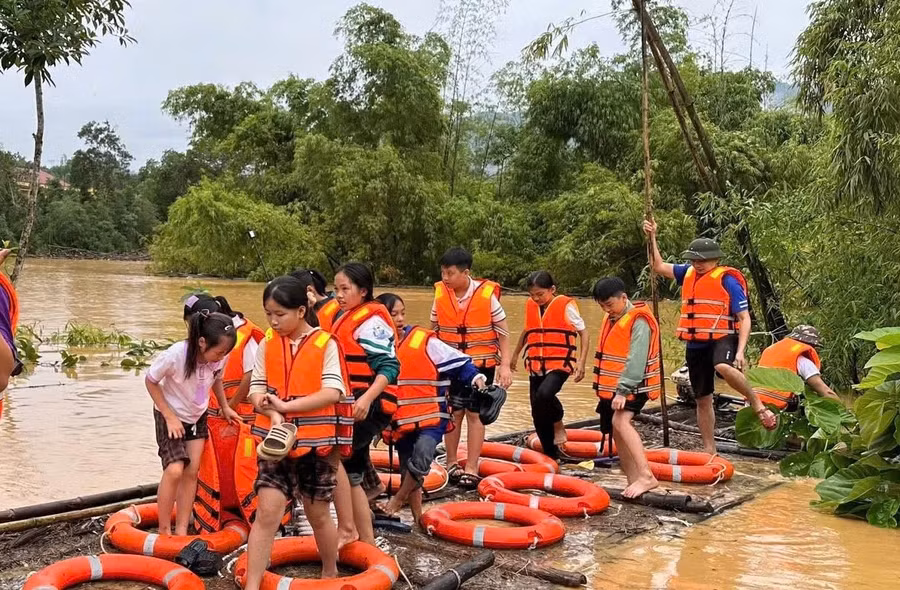 Học sinh Trường Phổ thông Dân tộc Nội trú Na Rì (xã Na Rì) khẩn trương đến nơi an toàn.