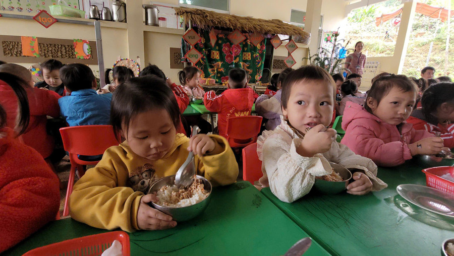 Với nhiều đứa trẻ vùng cao Xuân Lạc, được ăn bữa cơm trắng với thịt là một niềm hạnh phúc.