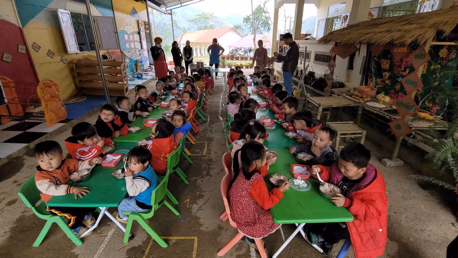 Để có được bữa ăn bán trú của các con là sự cố gắng nỗ lực của các cô giáo cắm bản