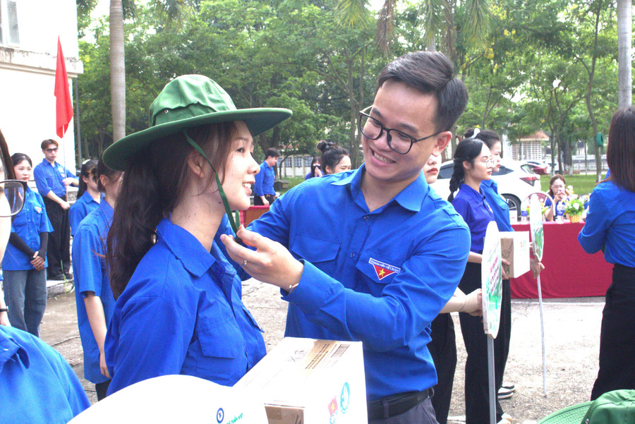 Anh Hoàng Anh Đức – Phó Bí thư Tỉnh đoàn, Trưởng ban Công tác Đoàn và Thanh thiếu nhi, Cơ quan Ủy ban Mặt trận Tổ quốc tỉnh Thái Nguyên động viên tình nguyện viên. img-5936.jpg