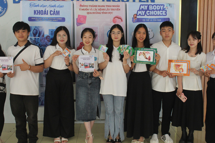 Sinh viên Đại học Thái Nguyên bên các ấn phẩm truyền thông về dự án. img-5889.jpg