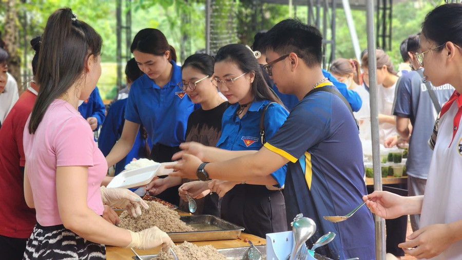 Đoàn viên sinh viên Trường Đại học Kỹ thuật Công nghiệp tham gia nấu cơm. 1j716f9rs-3d1f82.jpg