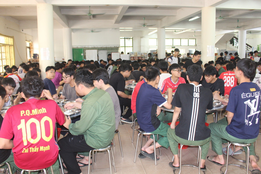 Các triệu chứng bất thường về sức khoẻ của sinh viên có thể xuất phát từ yếu tố môi trường, thời tiết hoặc nguồn nước do ảnh hưởng ngập lụt. img-7222.jpg