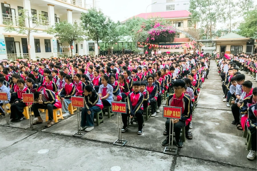 Học sinh trường THCS Đức Xuân (TP. Bắc Kạn) nghe các bác sĩ của Trung tâm Kiểm soát bệnh tật tuyên truyền về tác hại của thuốc lá.