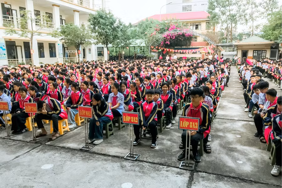 Học sinh trường THCS Đức Xuân (TP. Bắc Kạn) nghe các bác sĩ của Trung tâm Kiểm soát bệnh tật tuyên truyền về tác hại của thuốc lá.