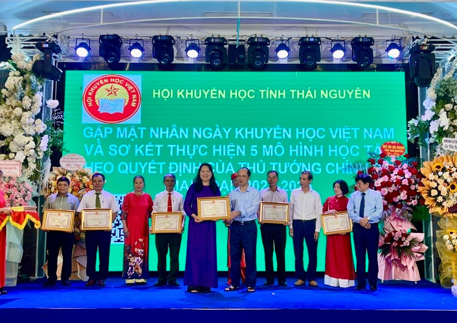 Khen thưởng các tập thể cá nhân có thành tích xuất sắc trong công tác khuyến học.