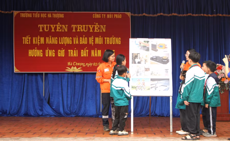 Tuyên truyền viên Công ty Núi pháo trao đổi với các em học sinh.