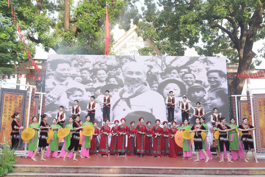 Sekolah Menengah Atas Viet Bac selalu berfokus pada pelestarian dan promosi identitas budaya kelompok etnis. le-khai-giang-y-nghia.jpg