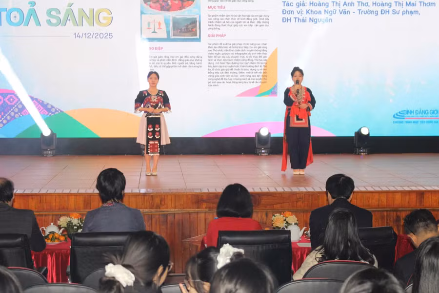 Nhóm tác giả khoa Ngữ Văn, Trường Đại học Sư phạm chia sẻ tại toạ đàm.