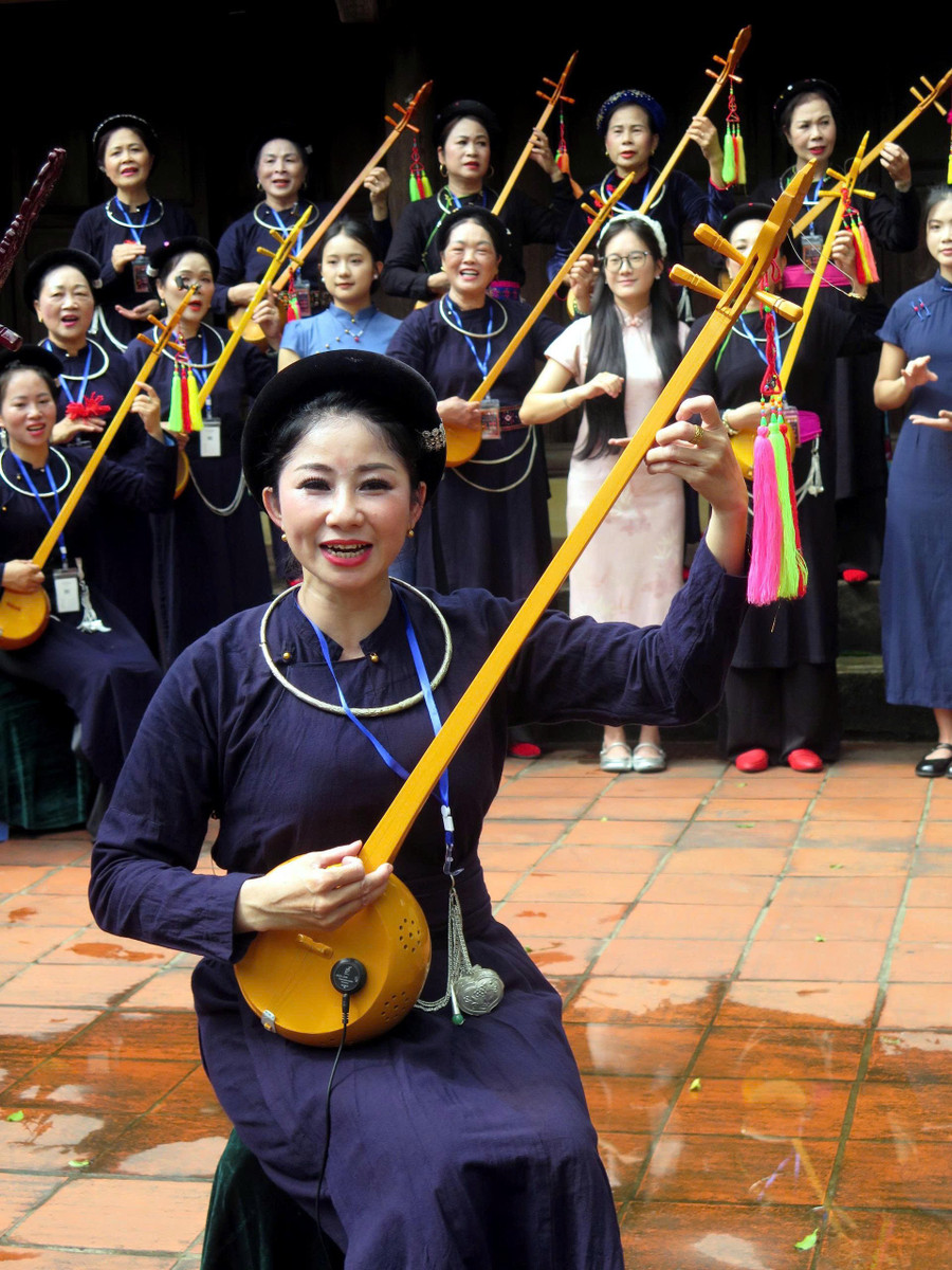 Tại nhiều địa phương hoạt động truyền dạy hát Then, trình diễn đàn tính trong các lễ hội, tour du lịch cộng đồng đã trở thành một hướng đi hiệu quả. vh-3.jpg
