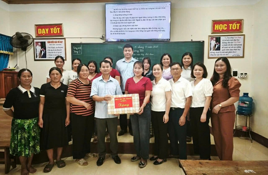 Lãnh đạo xã Tràng xá tặng quà cho học viên lớp xoá mù chữ.