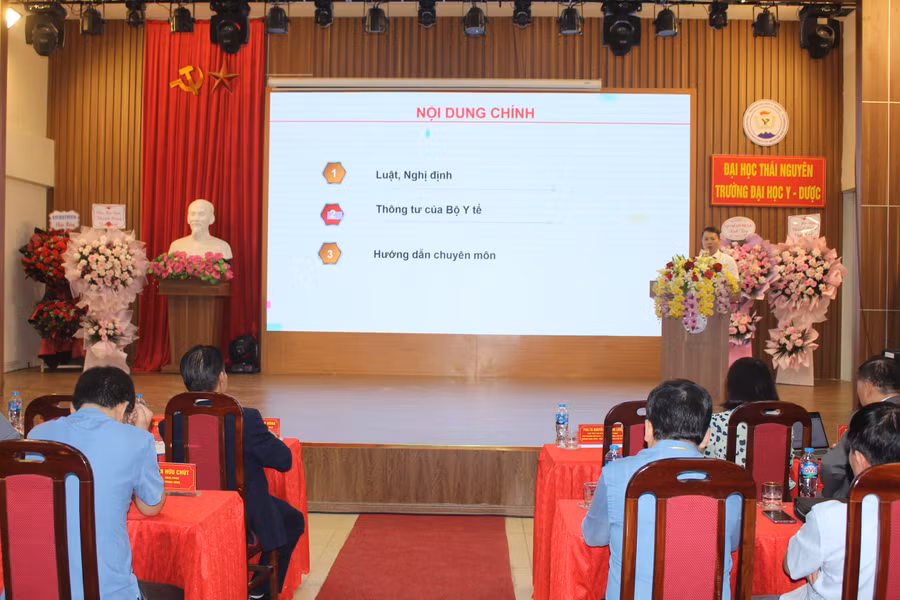 Đại biểu trao đổi ý kiến tại Hội thảo.