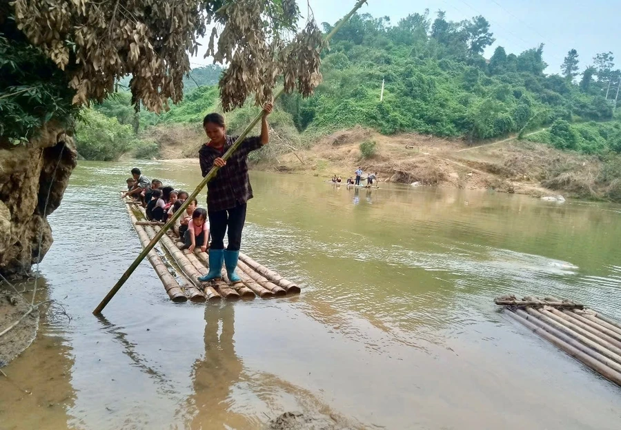 Các em học sinh điểm trường Khuổi Chặng, trường PT DTBT THCS Yên Lỗ, huyện Bình Gia, tỉnh Lạng Sơn trên chuyến đò tới trường.