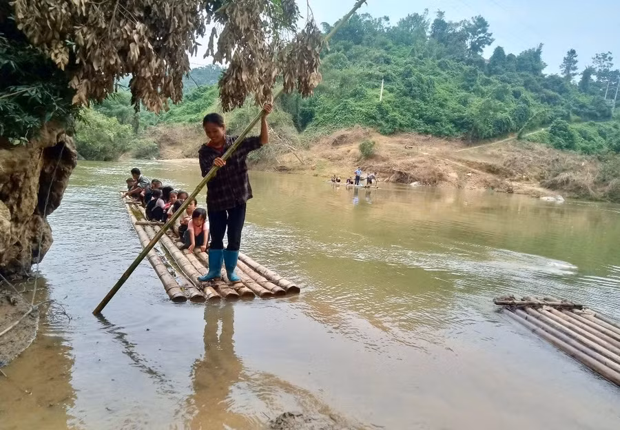 Các em học sinh điểm trường Khuổi Chặng, trường PT DTBT THCS Yên Lỗ, huyện Bình Gia, tỉnh Lạng Sơn trên chuyến đò tới trường.