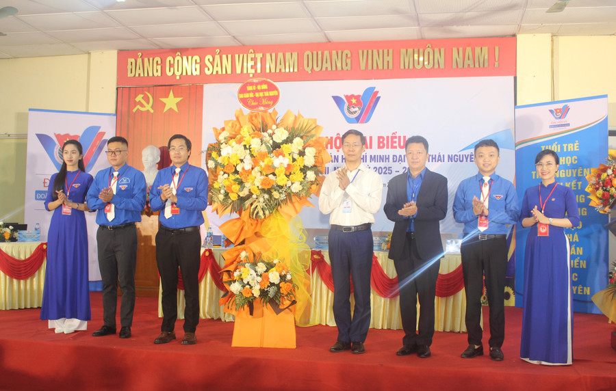 Lãnh đạo Đại học Thái Nguyên tặng hoa chúc mừng Đại hội.