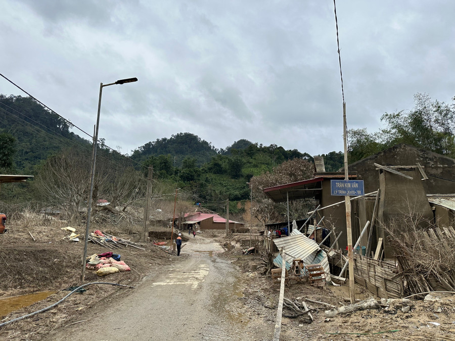 Thôn Kim Vân, xã Văn Lang, tỉnh Thái Nguyên tan hoang sau bão số 10 và số 11.