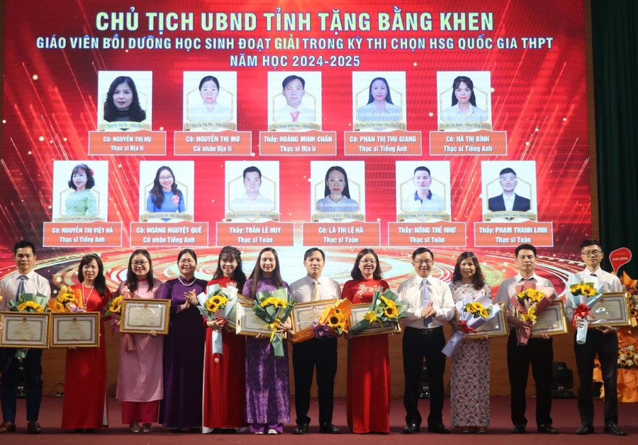 Tuyên dương giáo viên có học sinh đạt giải. img-8260.jpg