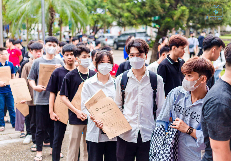 Thí sinh nộp hồ sơ vào Trường Đại học Kỹ thuật Công nghiệp.