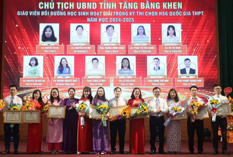 Chủ tịch UBND tỉnh Bắc Kạn tặng Bằng khen cho giáo viên bồi dưỡng học sinh đoạt giải. chu-tich-ubnd-tinh-bac-kan-tang-bang-khen-cho-giao-vien-boi-duong-hoc-sinh-doat-giai.jpg