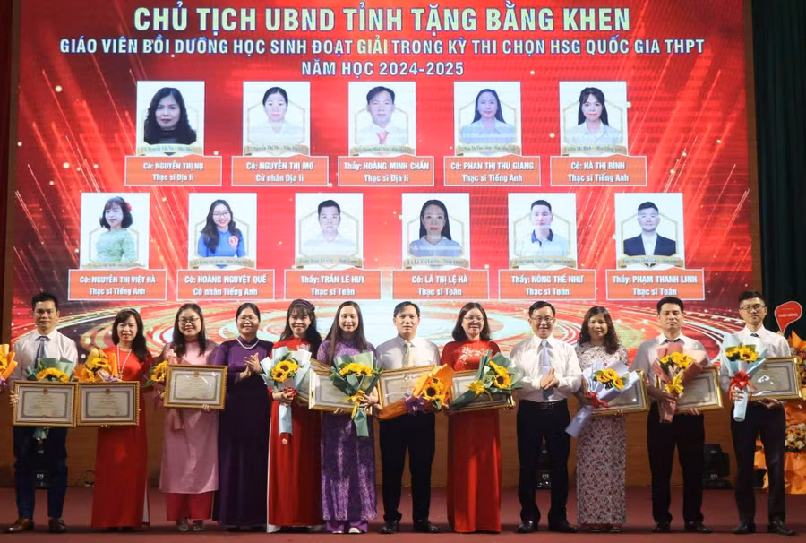 chu-tich-ubnd-tinh-bac-kan-tang-bang-khen-cho-giao-vien-boi-duong-hoc-sinh-doat-giai.jpg