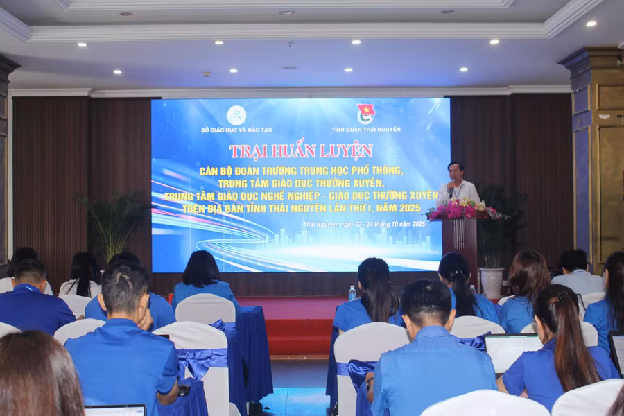 Quang cảnh khai mạc trại huấn luyện.