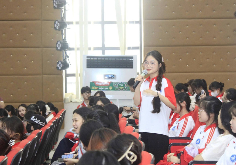 Sinh viên Trường Ngoại ngữ tham gia trả lời câu hỏi giao lưu khán giả. sinh-vien-tham-gia-tra-loi-cau-hoi.jpg