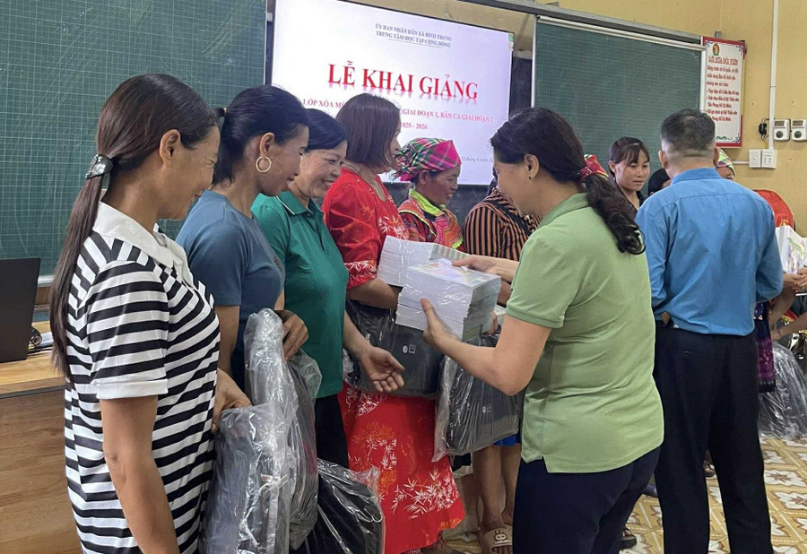Học viên tham gia lớp xóa mù chữ được tặng sách vở. tang-sach-vo-cho-hoc-vien-tham-gia-lop-xoa-mu-chu.jpg