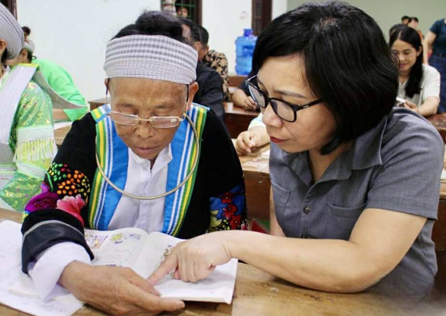 Bà Nguyễn Thị Nguyên, hiệu trưởng Trường PTDTBTTiểu học số 1 Văn Lăng hướng dẫn học viên tập đọc.
