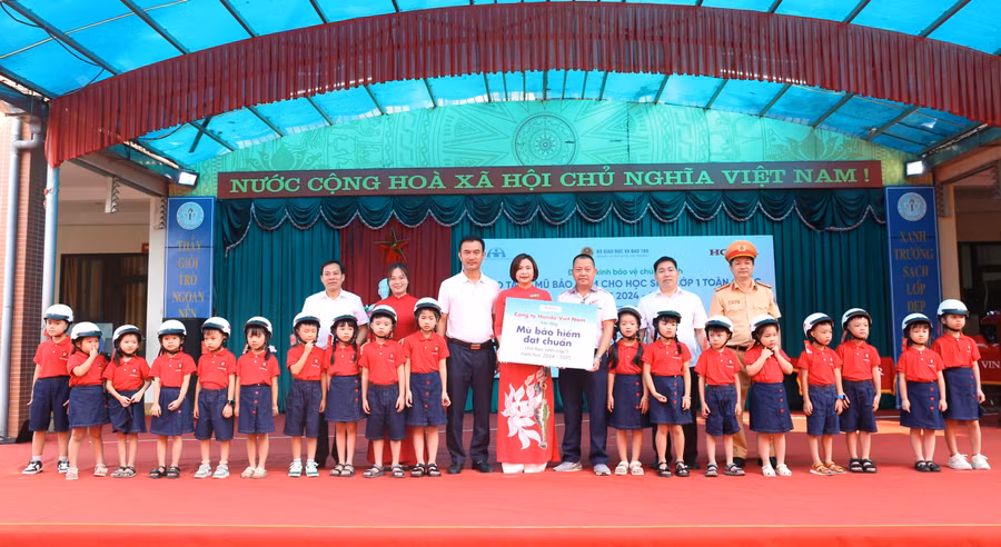Trên 200 học sinh trường Tiểu học Nguyễn Huệ TP Thái Nguyên được tặng mũ bảo hiểm.
