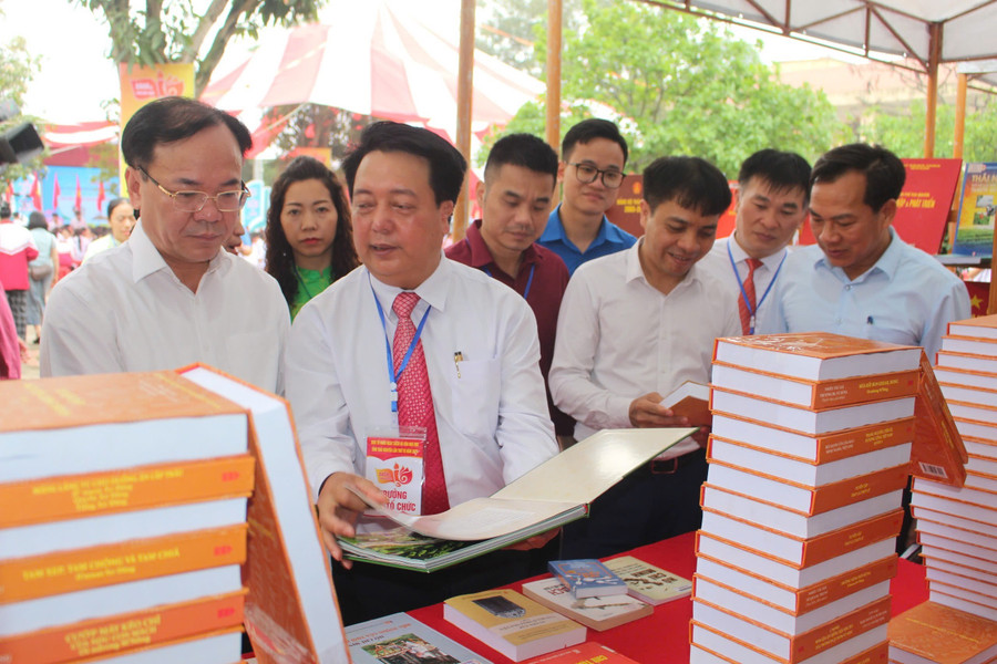Lãnh đạo Sở Văn hoá Thể thao và Du lịch, Sở Giáo dục và đào tạo, Thư viện tỉnh Thái Nguyên thăm quan gian trưng bày sách.