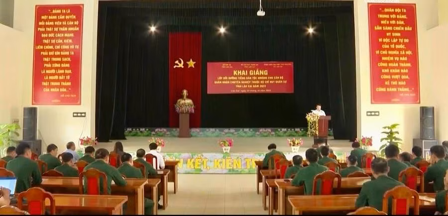 Bồi dưỡng tiếng Mông cho cán bộ, quân nhân chuyên nghiệp tại Lào Cai.