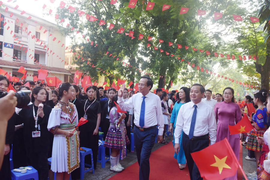 Para pemimpin Kementerian Etnis Minoritas dan Agama serta Komite Rakyat Provinsi Thai Nguyen menghadiri upacara pembukaan di Sekolah Menengah Atas untuk Etnis Minoritas Viet Bac. bo-truong-va-chu-tich-ubnd-tinh-thai-nguyen.jpg