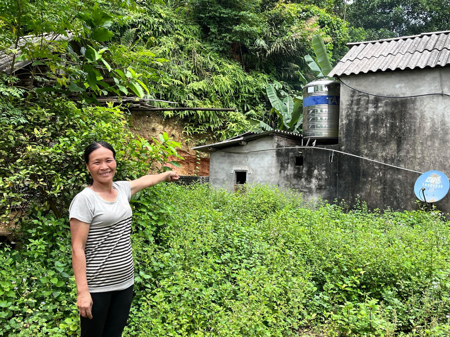 Bà Nguyễn Thị Huân, dân tộc Tày ở xóm Khau Lai, xã Ôn Lương, huyện Phú Lương, tỉnh Thái Nguyên phấn khởi khi được hỗ trợ téc chứa nước.