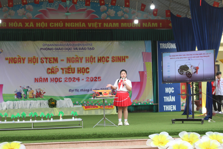 Học sinh trên địa bàn huyện Đại Từ thuyết trình các sản phẩm STEM bằng Tiếng Anh. img-1001.jpg
