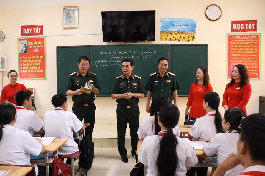 Đại tướng Phan Văn Giang cùng đoàn công tác trò chuyện với cô và trò Trường THCS Nha Trang.