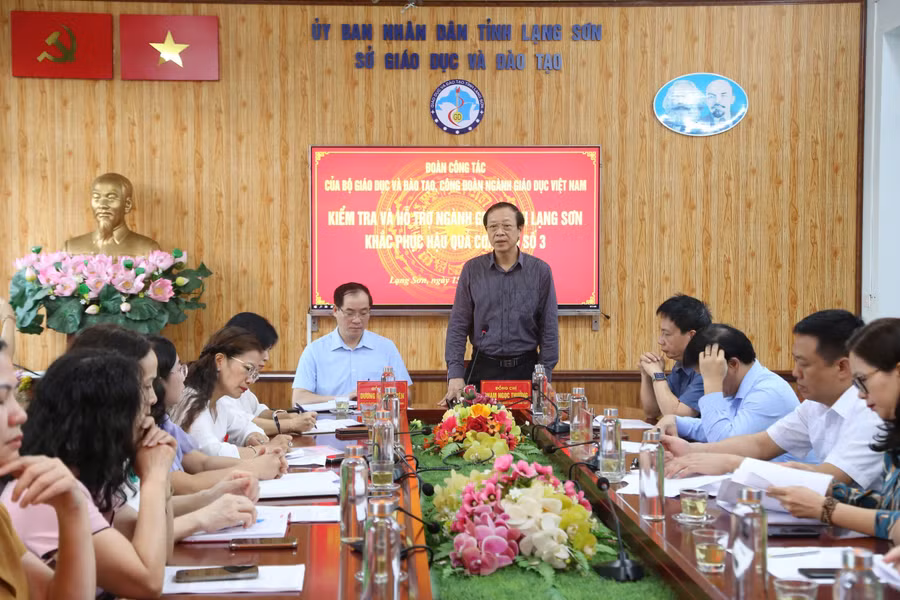 Quang cảnh buổi làm việc.